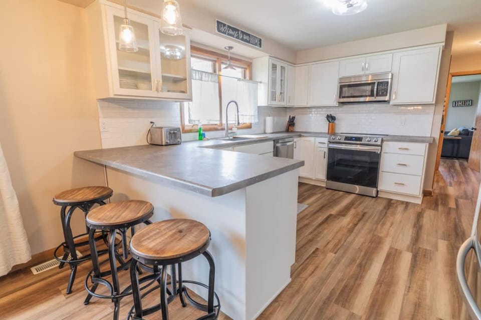 Stadium District Resch 3 BR Sleeps 8 House in Ashwaubenon