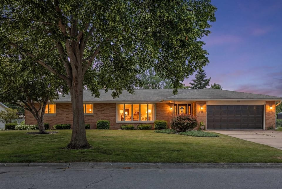 Stadium District Resch 4 BR Sleeps 8 House in Ashwaubenon