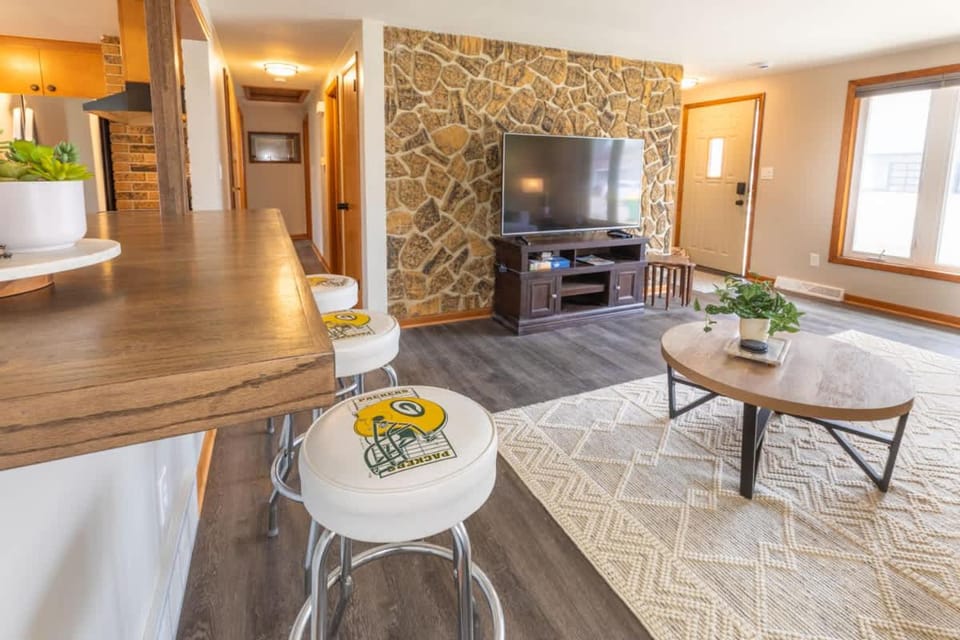 1 Block To Lambeau 3 BR Sleeps 6 Pet-Friendly House in Ashwaubenon