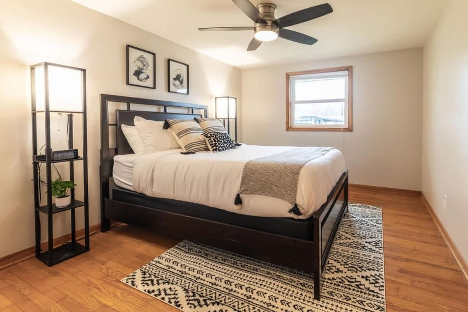 1 Block To Lambeau 3 BR Sleeps 6 Pet-Friendly House in Ashwaubenon