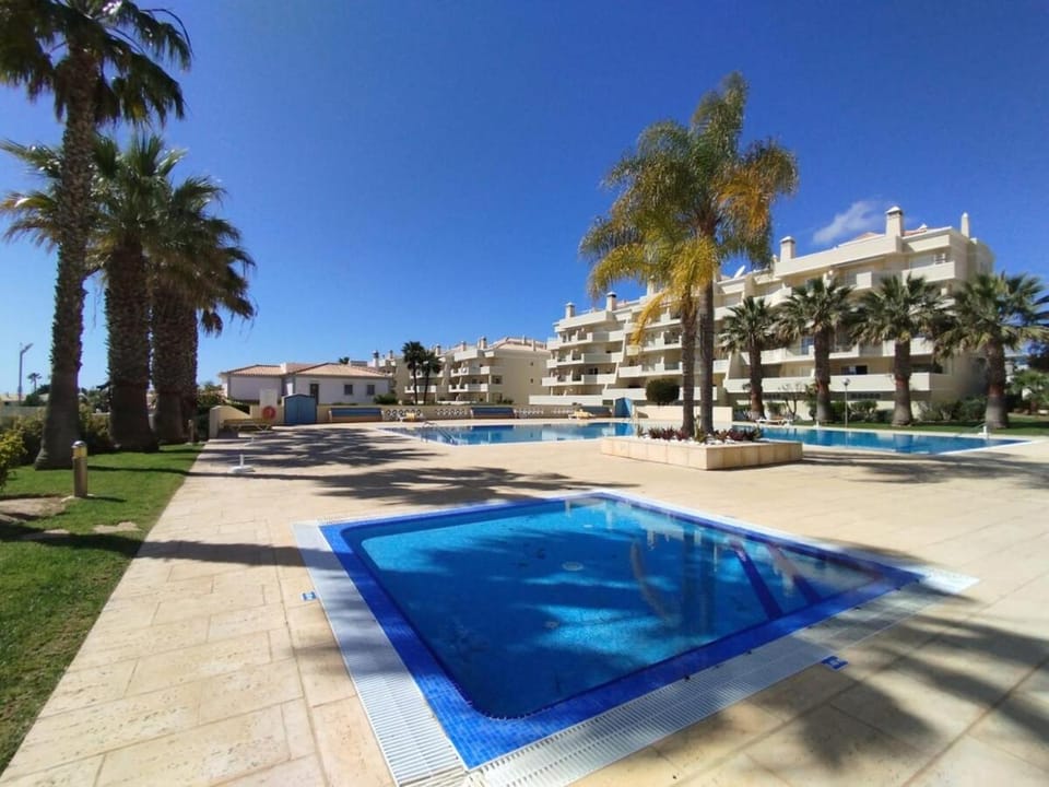 Property building, Day, Pool view, Swimming pool, Swimming pool, sunbed