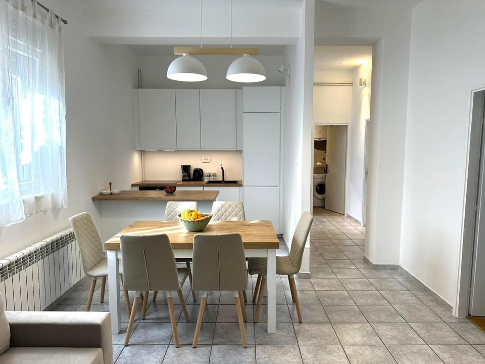 Kitchen or kitchenette, Dining area