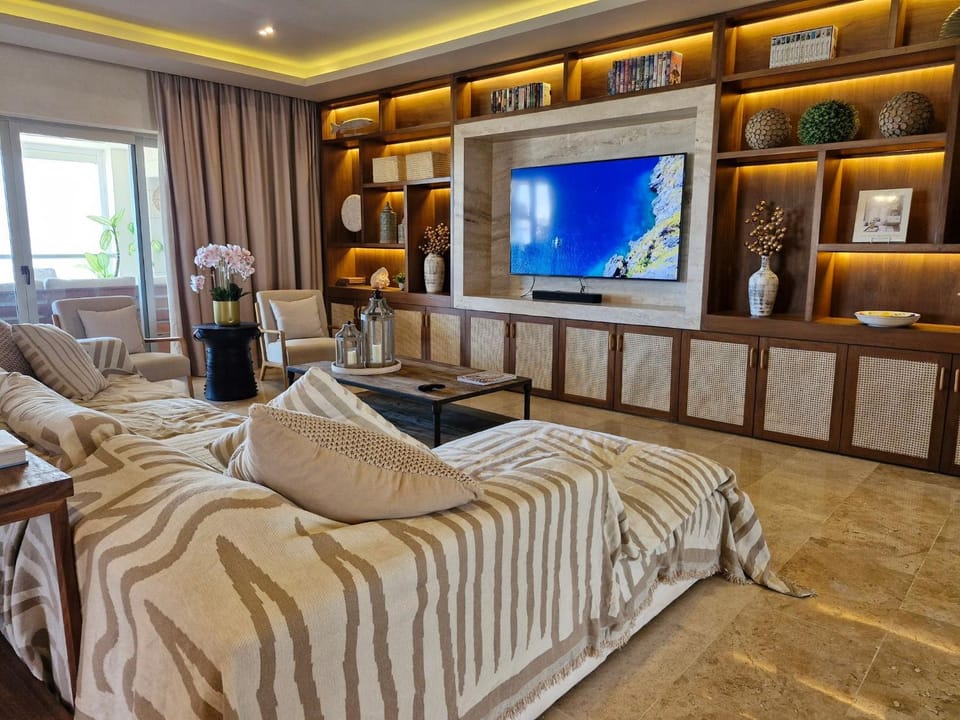 Communal lounge/ TV room, Bed, TV and multimedia, Living room, Decorative detail, Bedroom