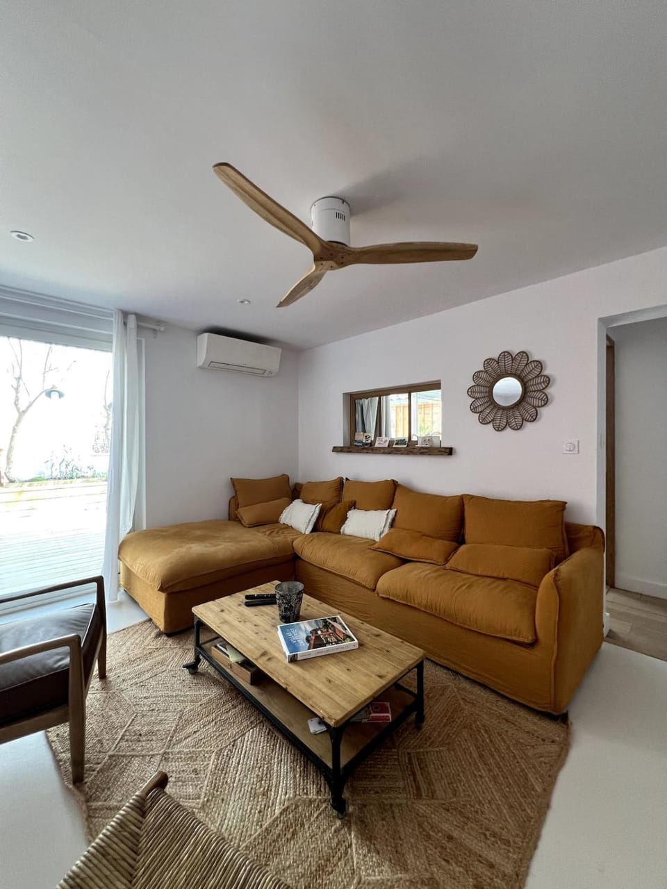 Living room, air conditioner