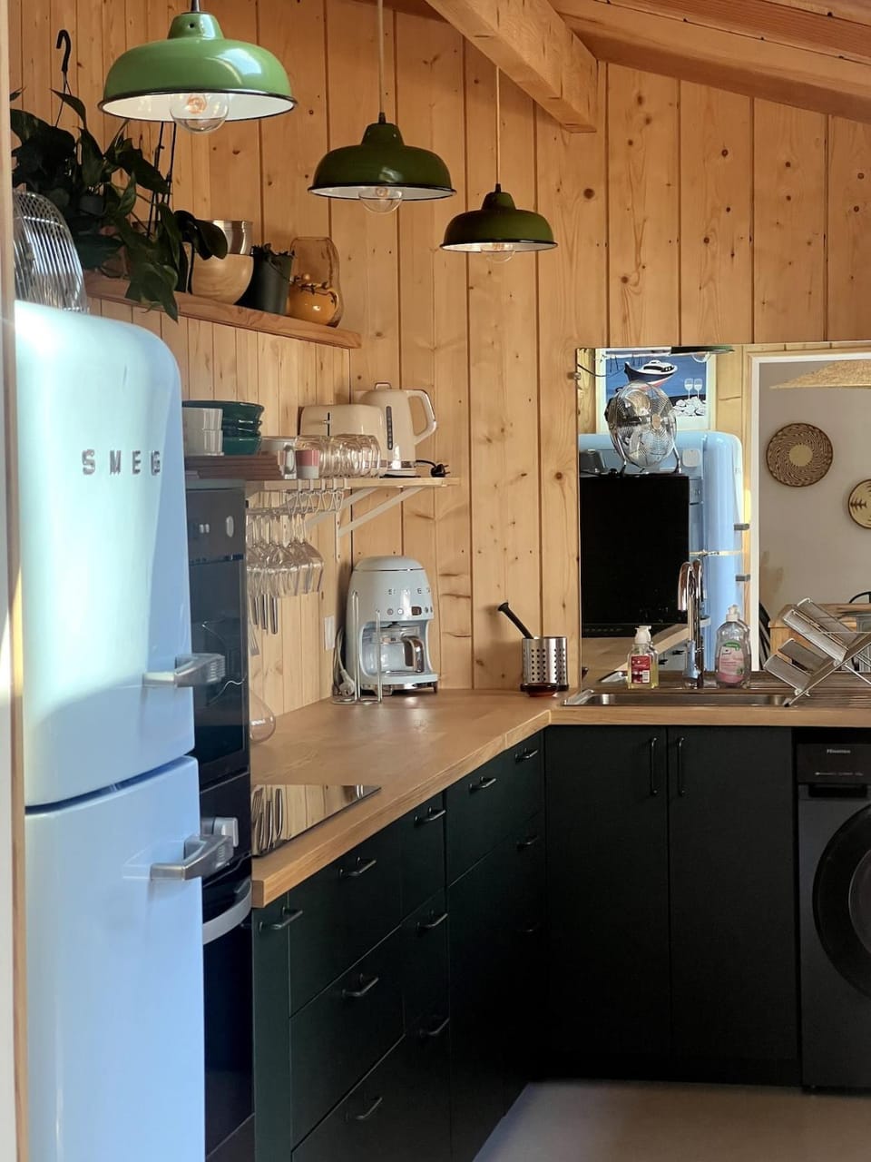 Coffee/tea facilities, Kitchen or kitchenette, dishwasher, oven, stove, toaster, washing machine, dryer