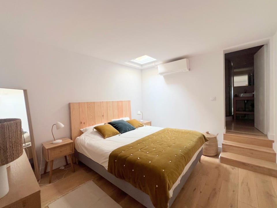 Photo of the whole room, Bedroom