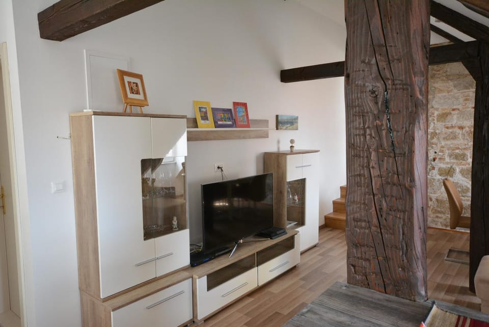 TV and multimedia, Seating area, Dining area