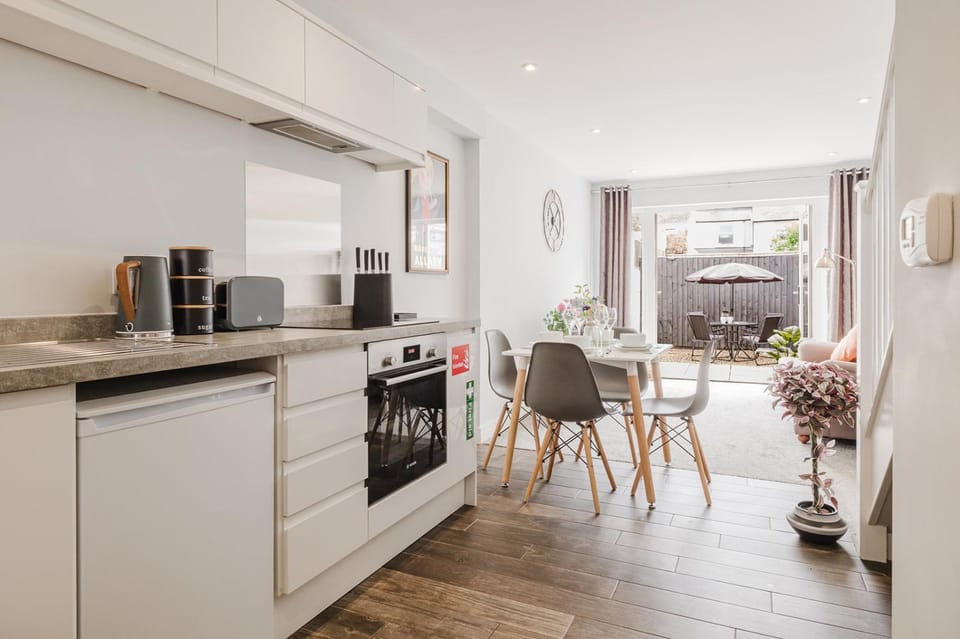 Coffee/tea facilities, Kitchen or kitchenette, Dining area, oven, stove, toaster