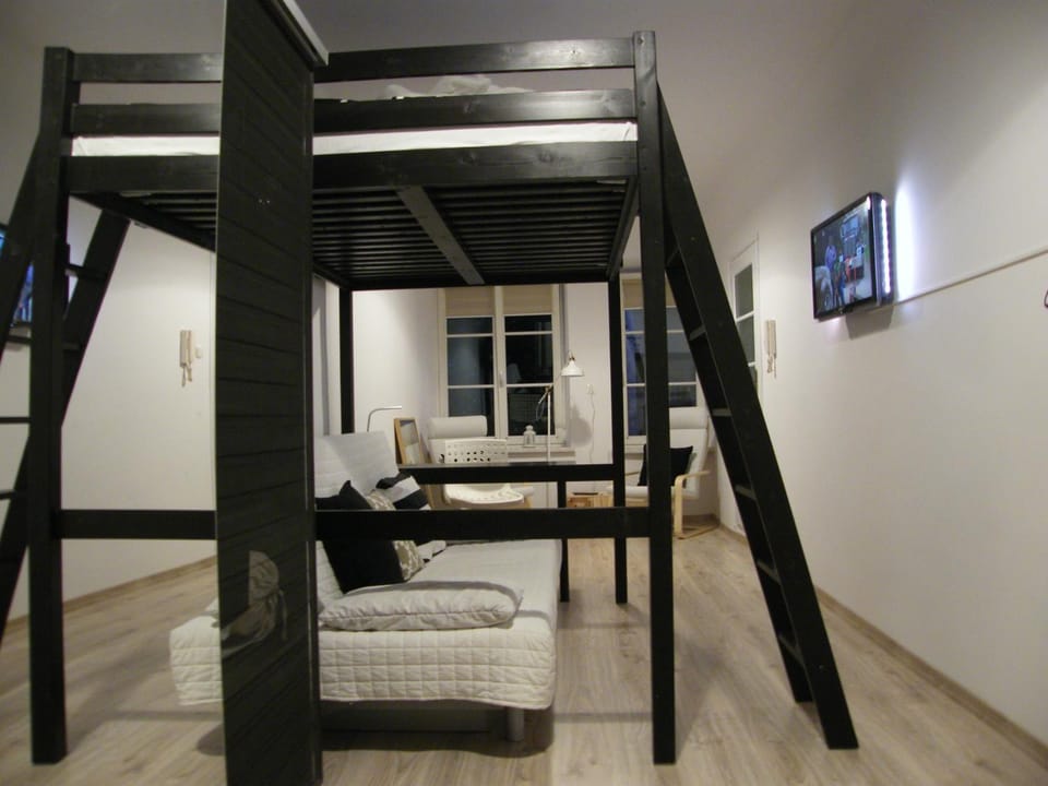 Bed, TV and multimedia, Living room, Photo of the whole room, Seating area, Bedroom, bunk bed