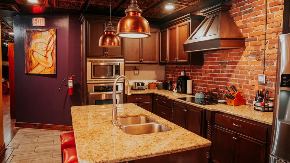 Coffee/tea facilities, Kitchen or kitchenette, dishwasher, oven, stove