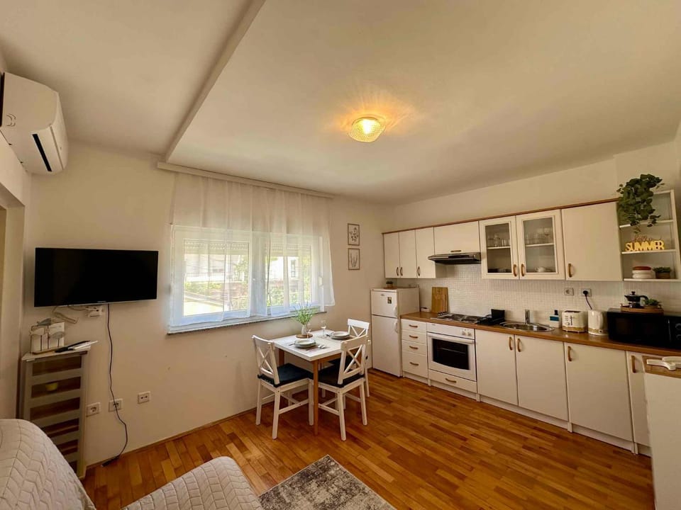 TV and multimedia, Living room, Seating area, air conditioner