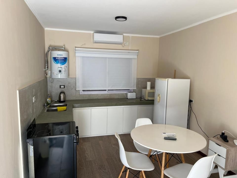 Kitchen or kitchenette, Dining area, minibar, oven, air conditioner