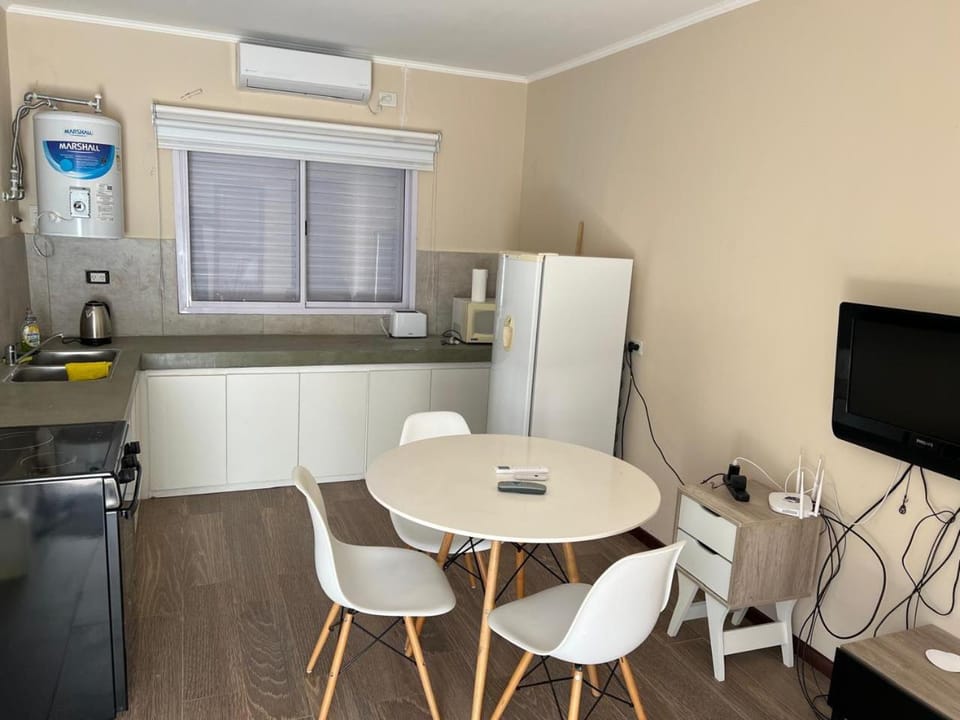 TV and multimedia, Kitchen or kitchenette, Living room, Seating area, Dining area, oven, air conditioner
