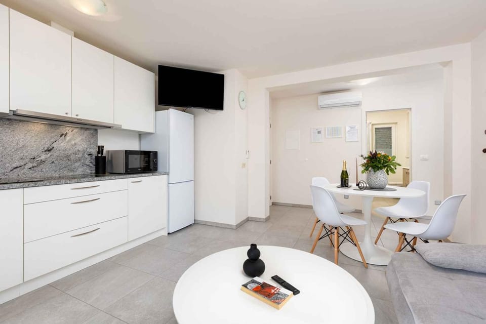 TV and multimedia, Kitchen or kitchenette, Living room, Seating area, Dining area, microwave, air conditioner