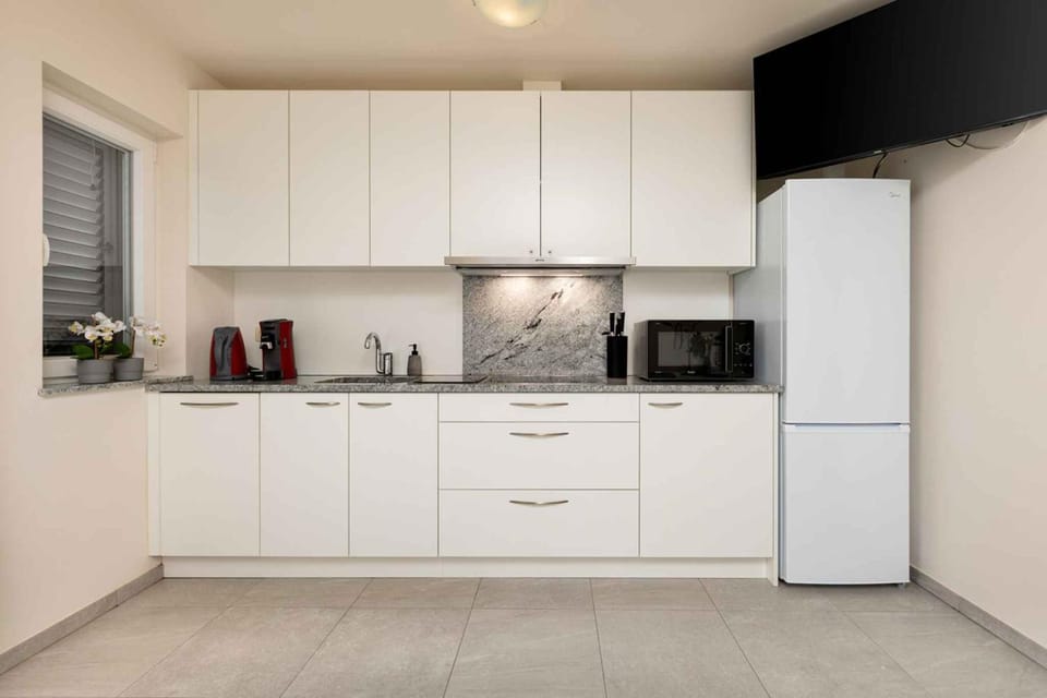TV and multimedia, Coffee/tea facilities, Kitchen or kitchenette, Living room, microwave
