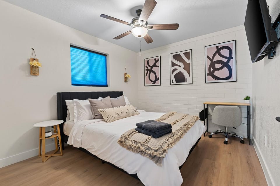 Bed, TV and multimedia, Bedroom, towels