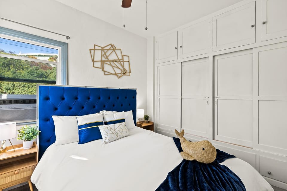 Photo of the whole room, Bedroom