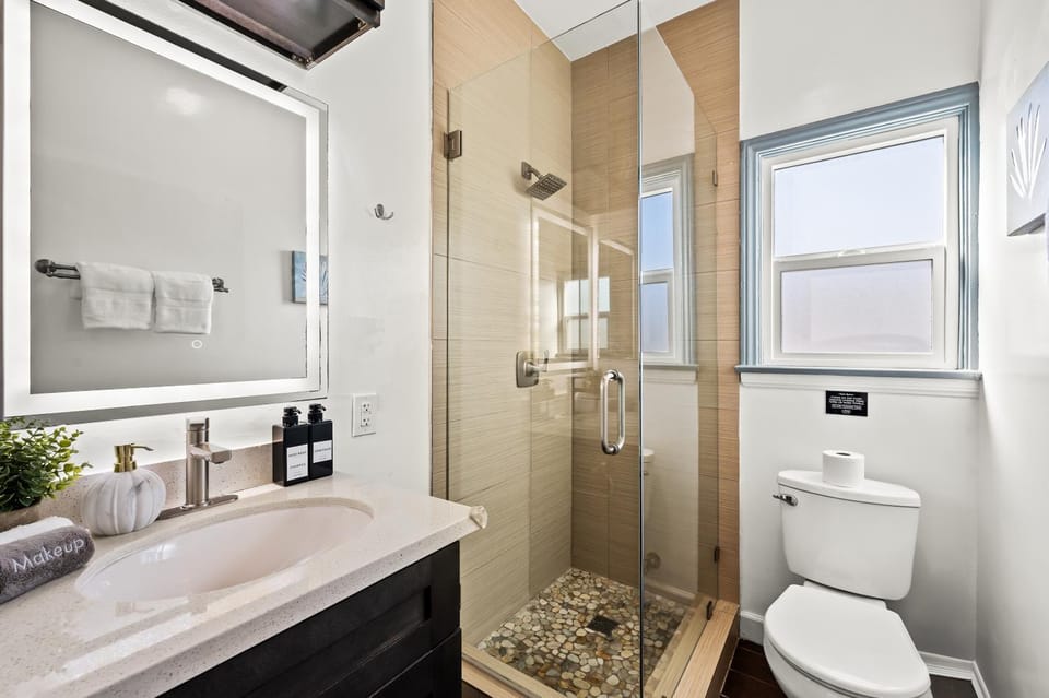 Shower, Toilet, Bathroom, towels