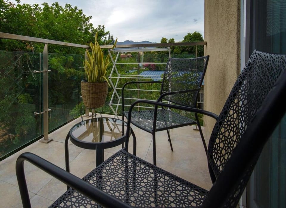 Apt Near Devon - Kingston- POOL- B306 FIWI Apartment in Kingston