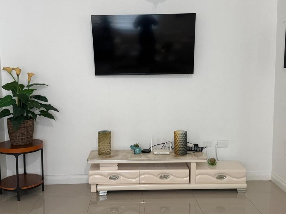Apt Near Devon - Kingston- POOL- B306 FIWI Apartment in Kingston