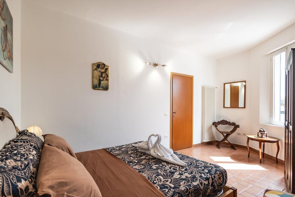Bed, Living room, Photo of the whole room, Seating area, Bedroom