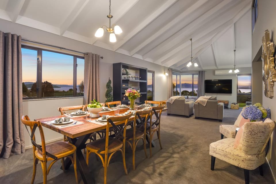 Communal lounge/ TV room, Natural landscape, TV and multimedia, Living room, Seating area, Dining area, Evening entertainment