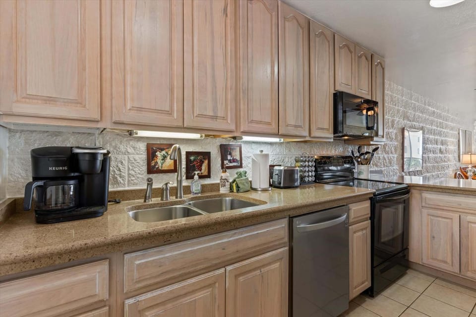 Experience oceanfront luxury at Kanai A Nalu 209, a Spacious 2-Bd/2Ba condo, AC House in Maalaea