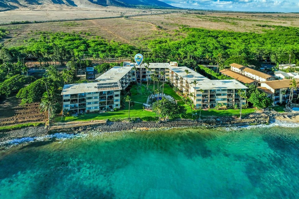 Experience oceanfront luxury at Kanai A Nalu 209, a Spacious 2-Bd/2Ba condo, AC House in Maalaea