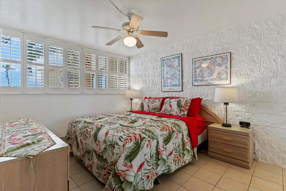 Experience oceanfront luxury at Kanai A Nalu 209, a Spacious 2-Bd/2Ba condo, AC House in Maalaea