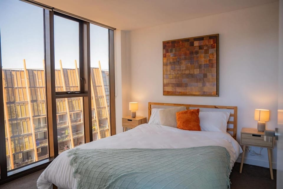 Skyline Escape I Chic City Stay + Free Parking Apartment in Southbank