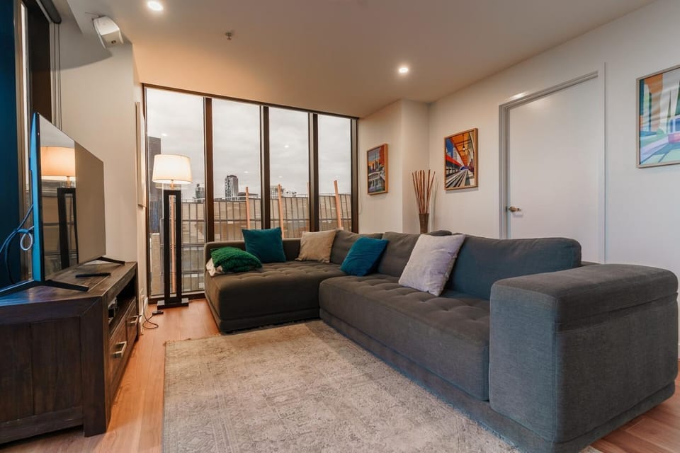 Skyline Escape I Chic City Stay + Free Parking Apartment in Southbank