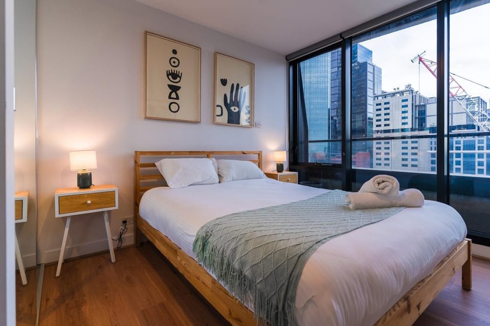 Skyline Escape I Chic City Stay + Free Parking Apartment in Southbank