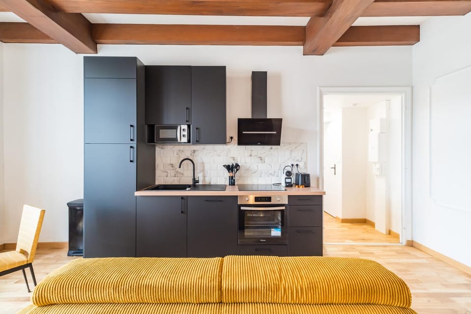 Kitchen or kitchenette, Dining area, stove