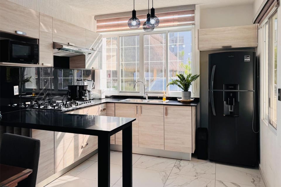 Coffee/tea facilities, Kitchen or kitchenette, Dining area, microwave, toaster