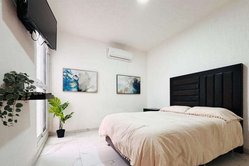 Bed, TV and multimedia, Photo of the whole room, Bedroom, air conditioner