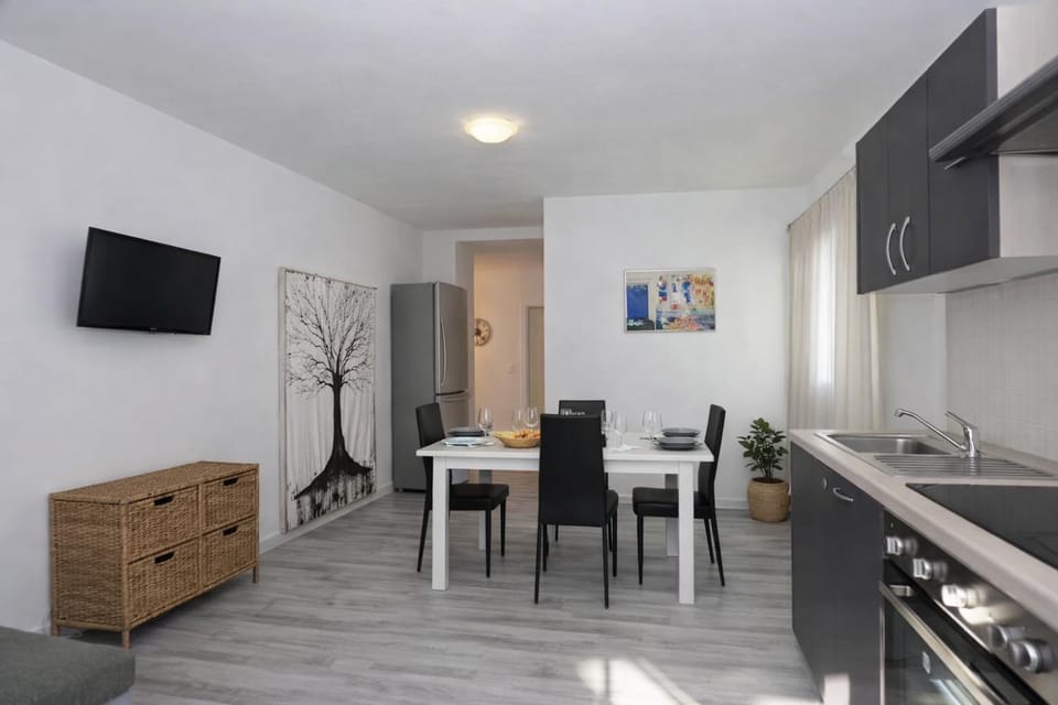 Communal lounge/ TV room, TV and multimedia, Kitchen or kitchenette, Dining area, oven, stove