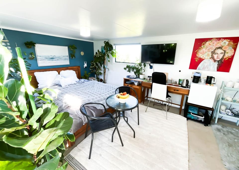 Communal lounge/ TV room, Bed, TV and multimedia, Photo of the whole room, Seating area, Bedroom, Pets, Pets, Pets, pet friendly, pet friendly
