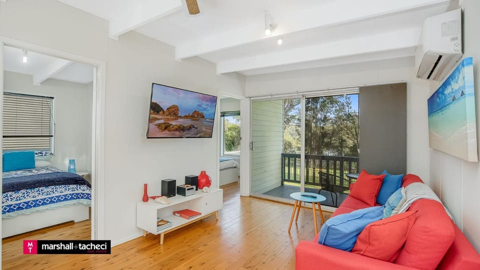 Bed, TV and multimedia, Living room, Seating area, Bedroom, air conditioner