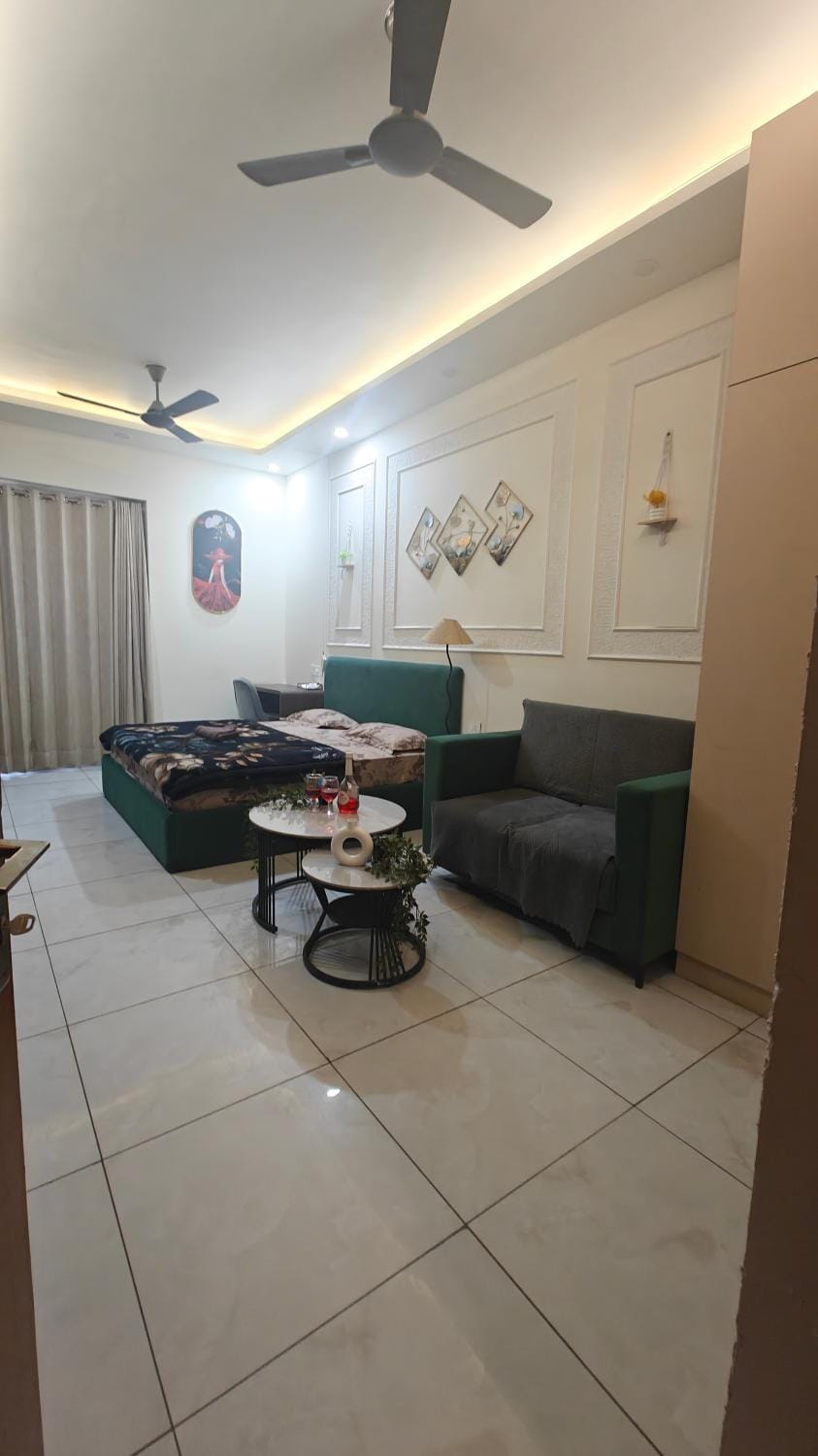 The Forest Stays-Luxury City Loft With Balcony Bliss Apartment in Noida