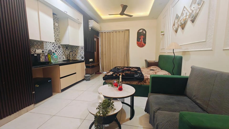 The Forest Stays-Luxury City Loft With Balcony Bliss Apartment in Noida