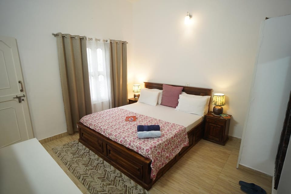 Bed, Photo of the whole room, Bedroom, towels