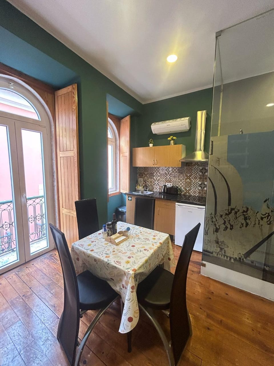 Kitchen or kitchenette, Dining area