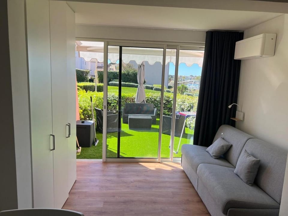 Living room, Garden view