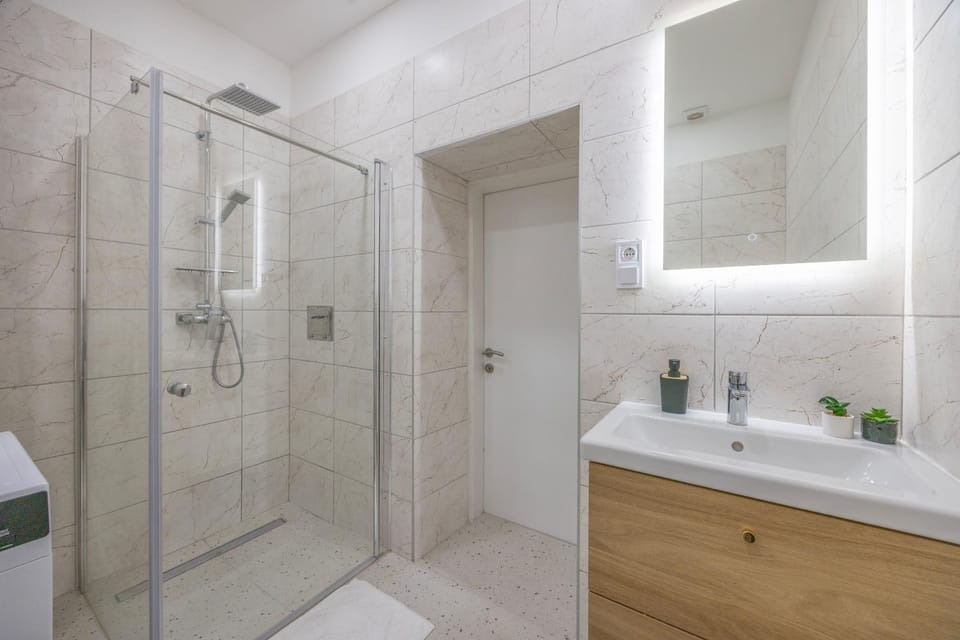 Shower, Bathroom, towels