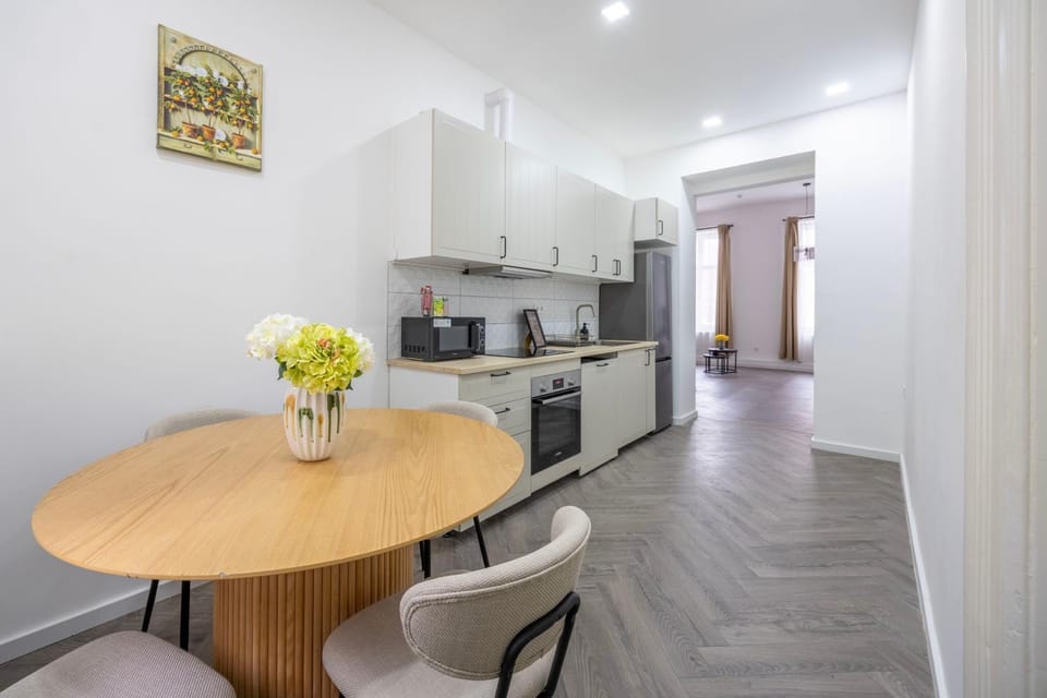 Kitchen or kitchenette, Dining area, dishwasher, oven, stove