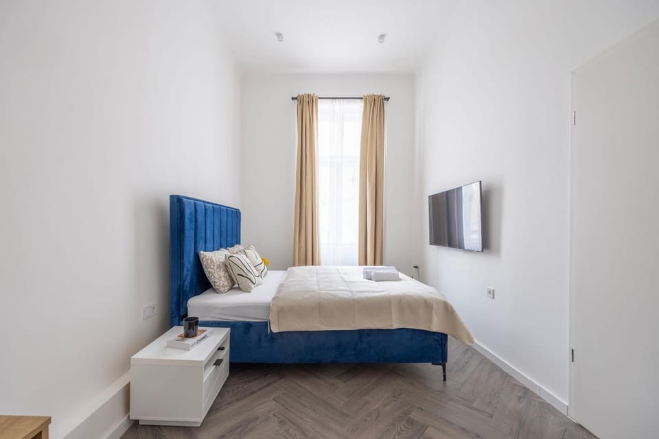 Bed, TV and multimedia, Photo of the whole room, Bedroom