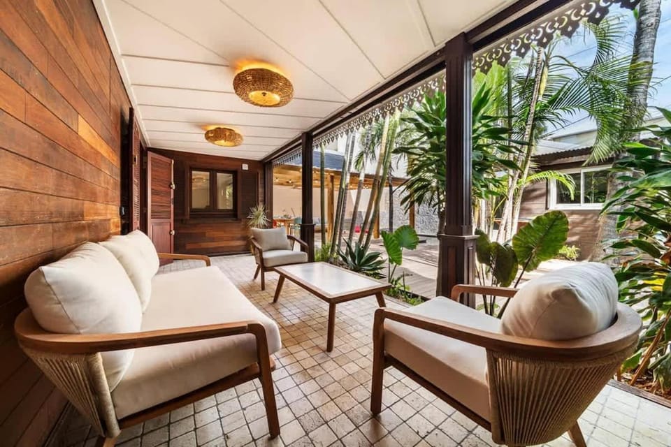 VILLA DU JARDIN ANGELIQUE classée 5 étoiles - 4 suites pouvant accueillir jusqu'à 8 personnes - piscine CHAUFFÉE située en plein centre-ville de St Pierre à 2 pas du lagon House in Réunion