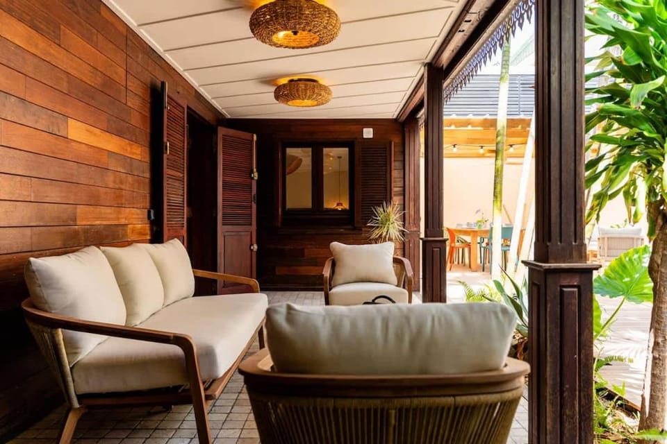 VILLA DU JARDIN ANGELIQUE classée 5 étoiles - 4 suites pouvant accueillir jusqu'à 8 personnes - piscine CHAUFFÉE située en plein centre-ville de St Pierre à 2 pas du lagon House in Réunion
