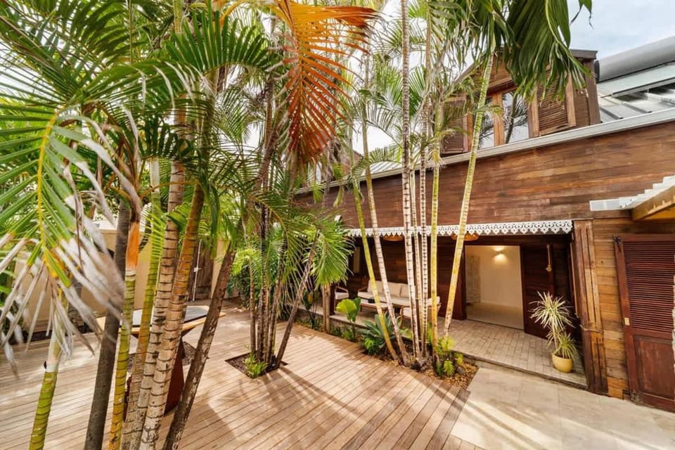 VILLA DU JARDIN ANGELIQUE classée 5 étoiles - 4 suites pouvant accueillir jusqu'à 8 personnes - piscine CHAUFFÉE située en plein centre-ville de St Pierre à 2 pas du lagon House in Réunion