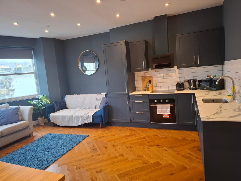 Kitchen or kitchenette, Seating area